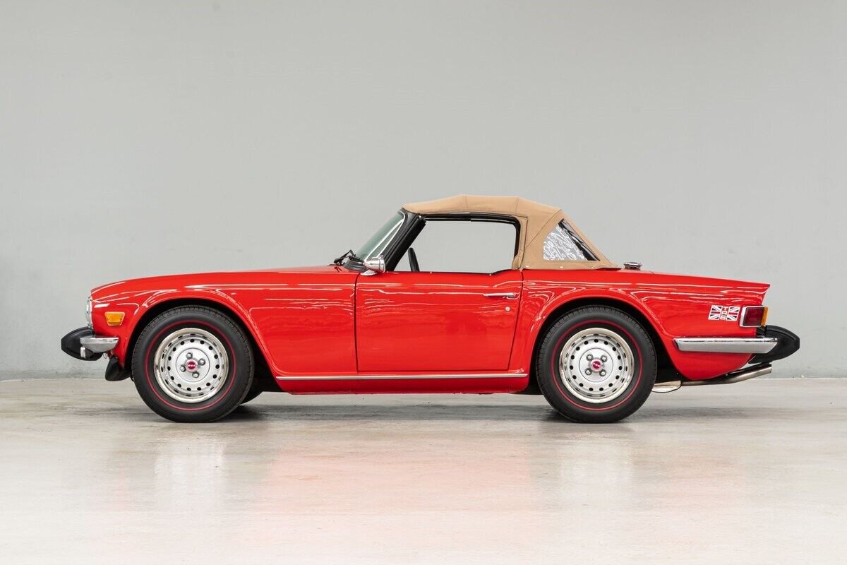 Triumph-TR-6-Cabriolet-1975-Red-Tan-134316-2