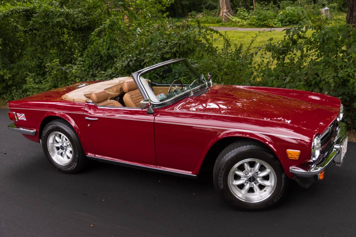 Triumph-Tr6-1976-red-160932-1