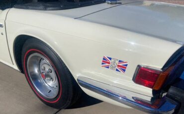 Triumph-Tr6-1976-white-110966-9