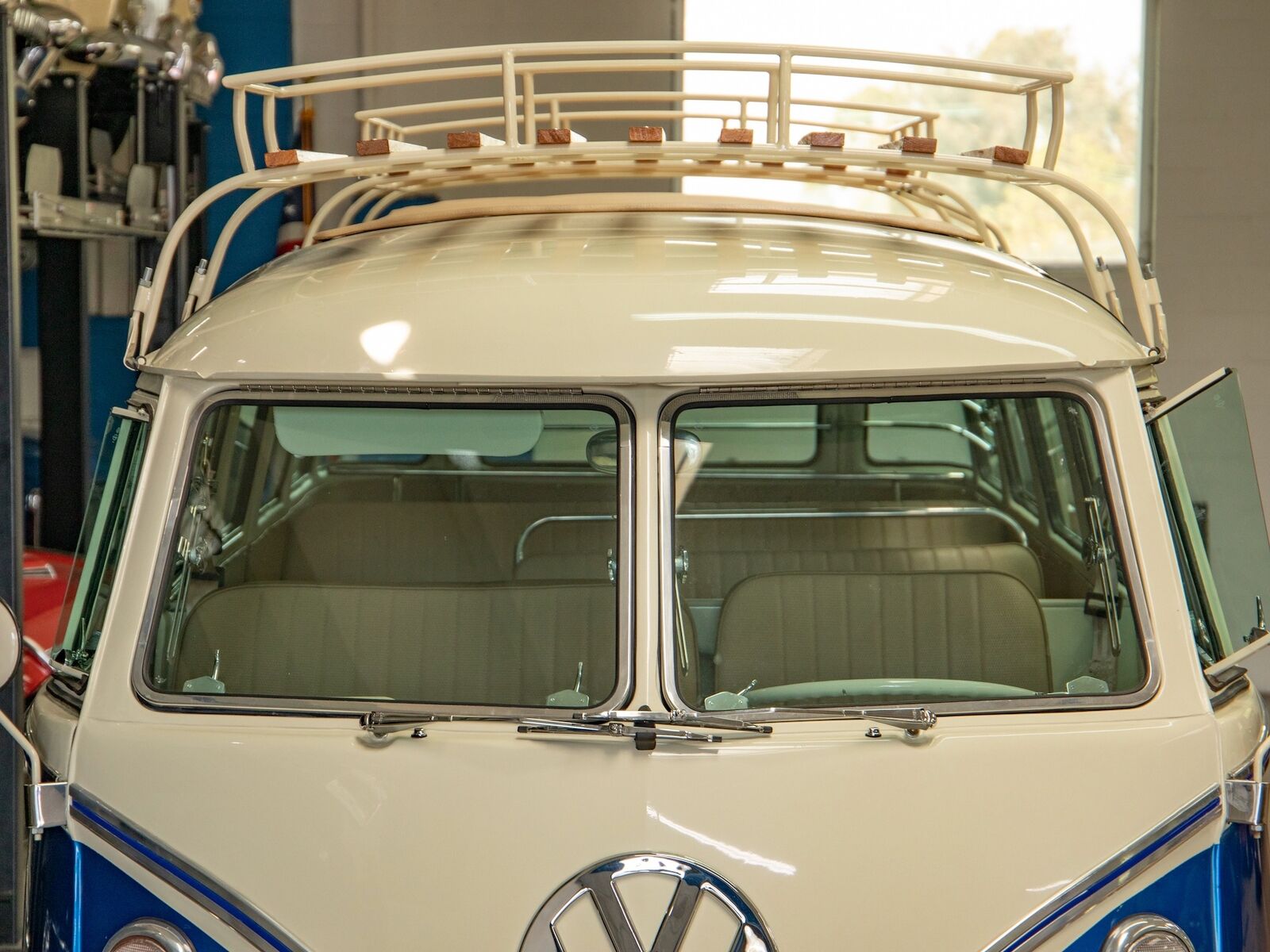 Volkswagen-23-Window-Samba-1970-14