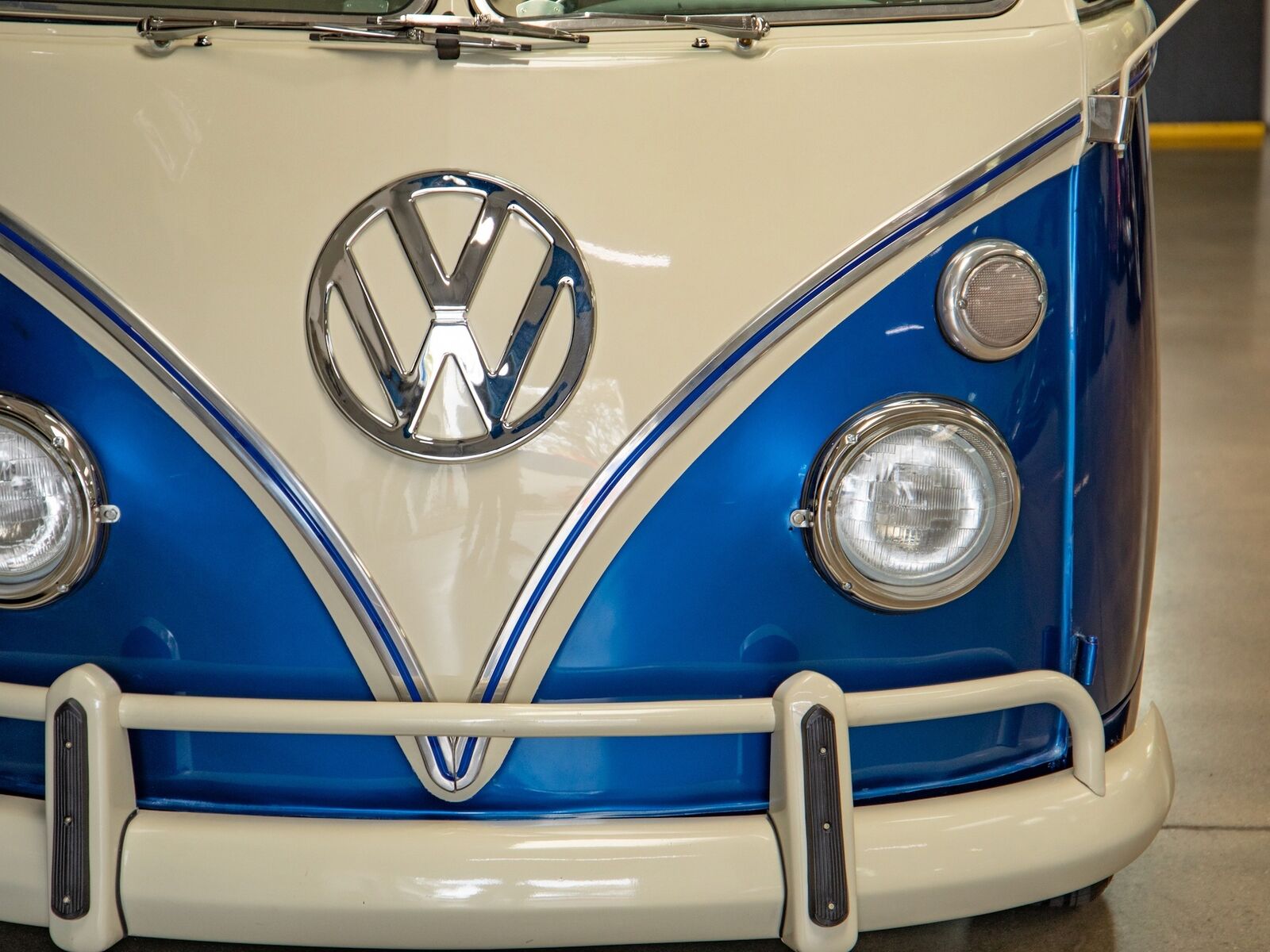 Volkswagen-23-Window-Samba-1970-15