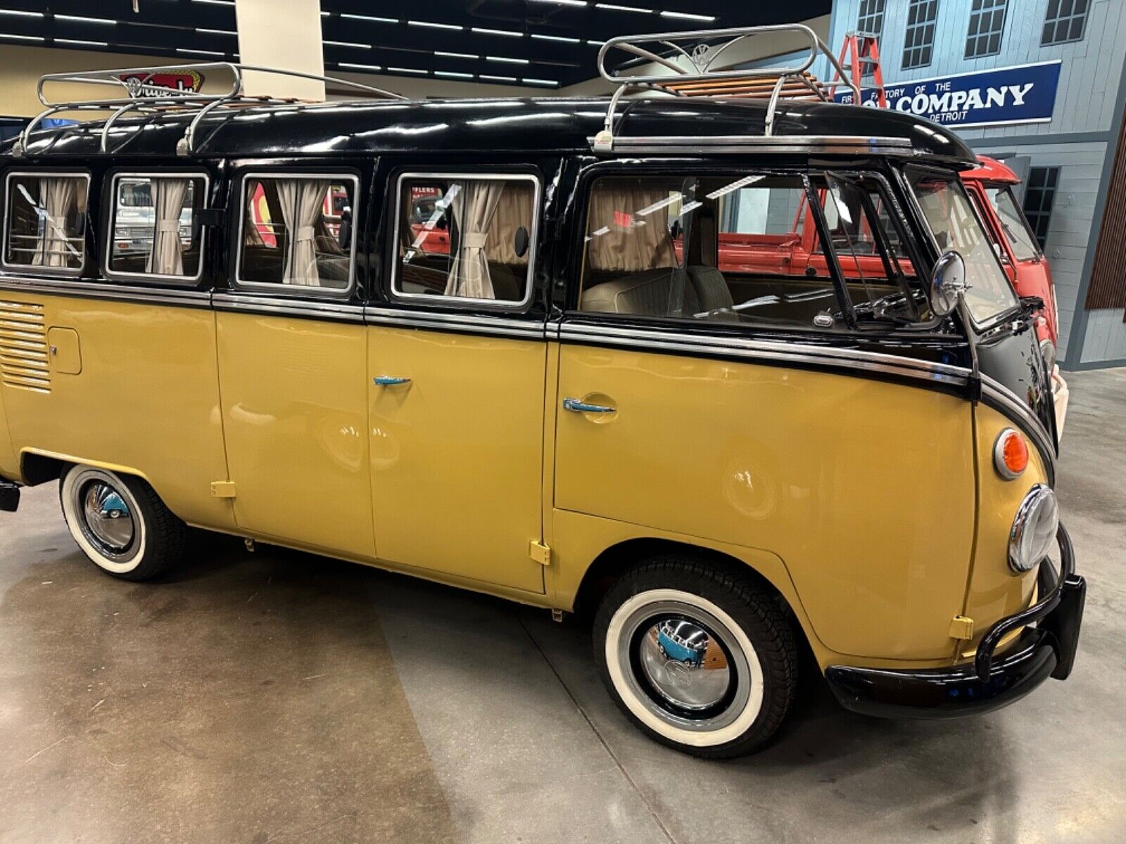 Volkswagen-BusVanagon-1972-Yellow-74030-3