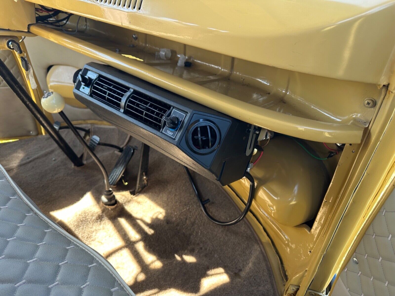 Volkswagen-BusVanagon-1972-Yellow-74030-5