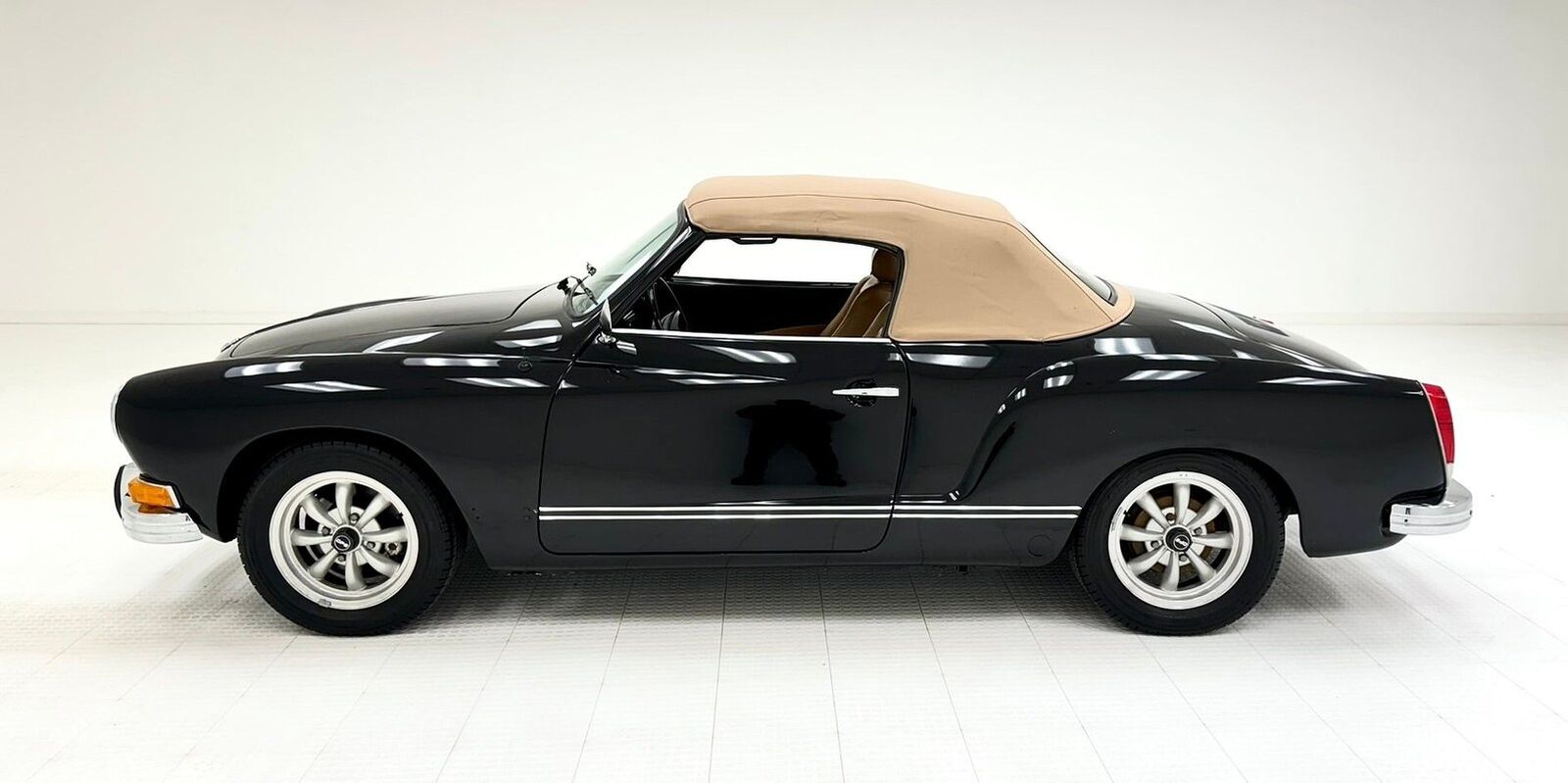 Volkswagen-Karmann-Ghia-Cabriolet-1973-Black-Tan-63086-2