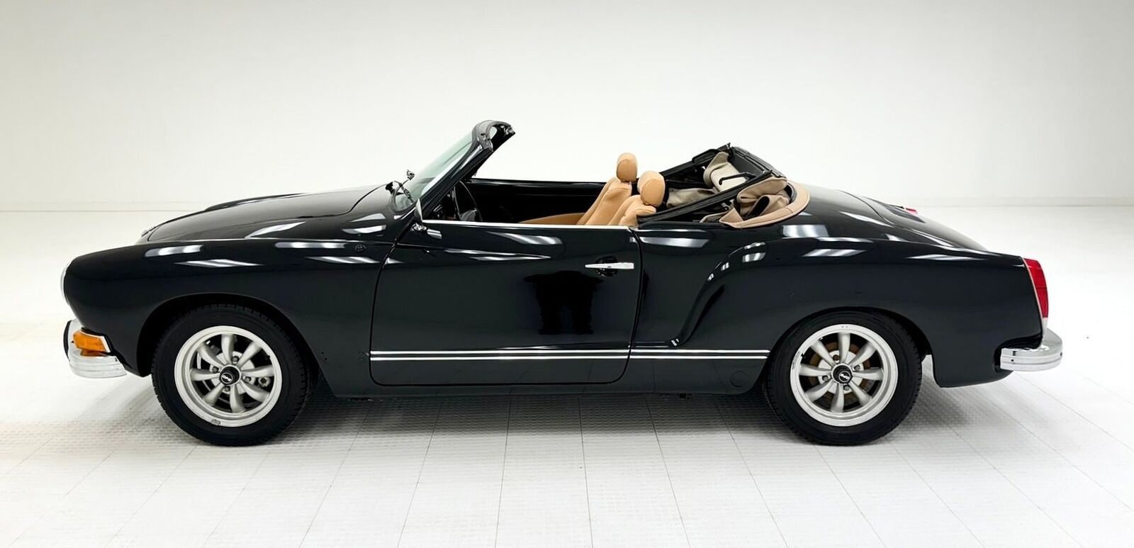 Volkswagen-Karmann-Ghia-Cabriolet-1973-Black-Tan-63086-3