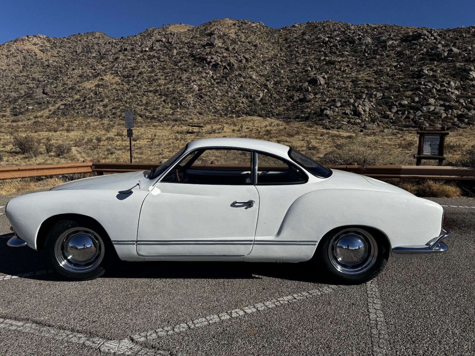 Volkswagen-Karmann-Ghia-Coupe-1965-1