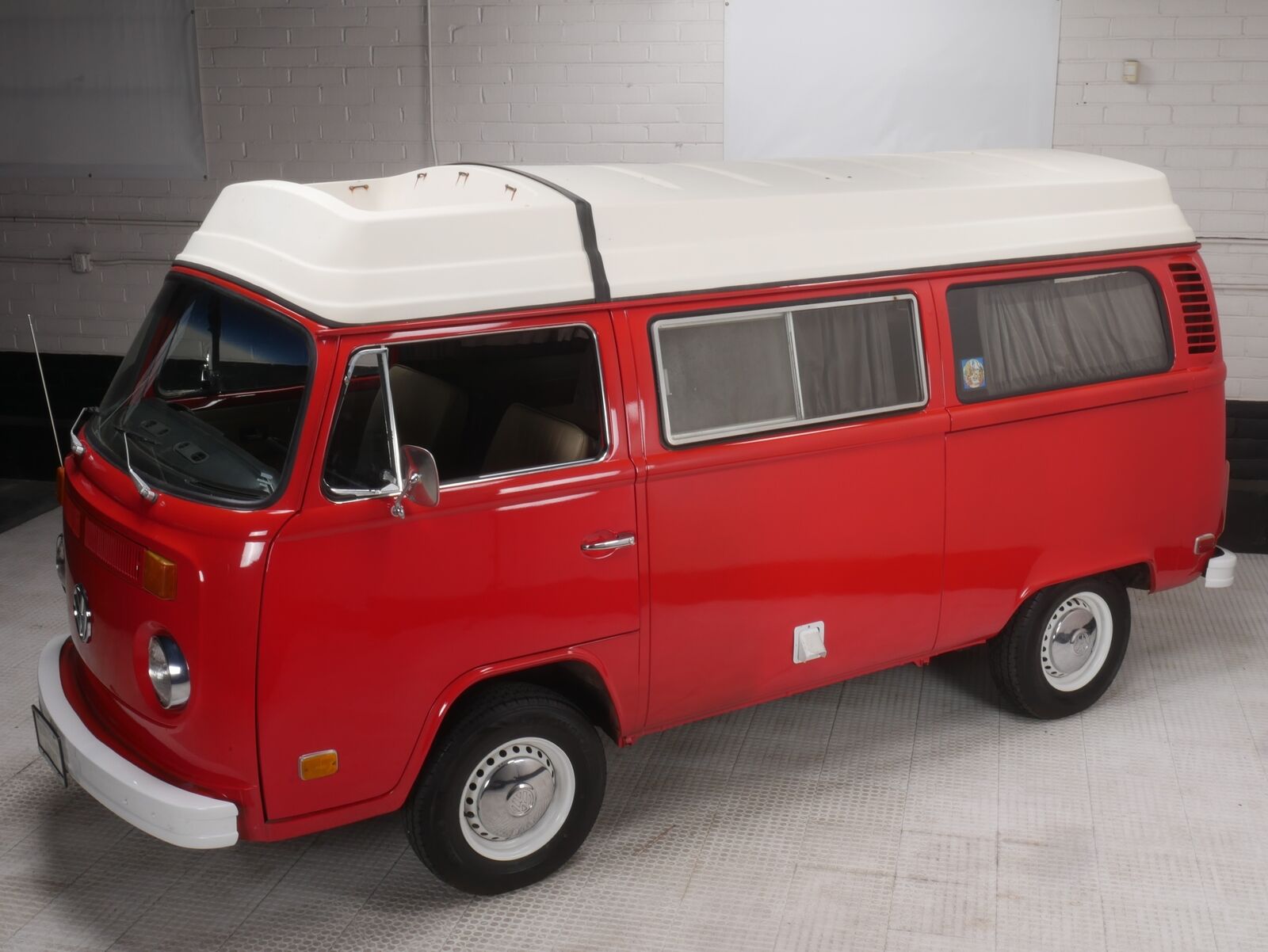 Volkswagen-T2B-Camper-Van-1973-6