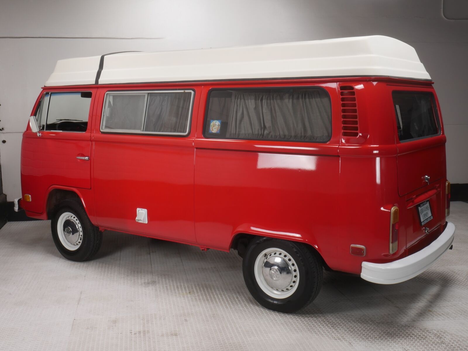 Volkswagen-T2B-Camper-Van-1973-9