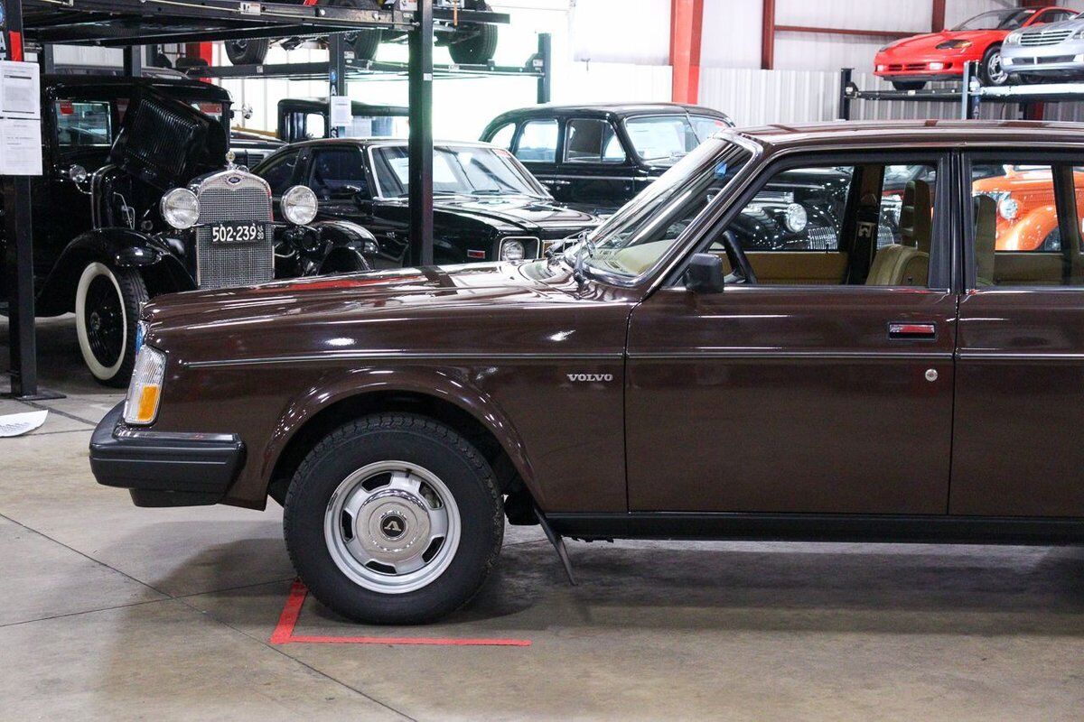 Volvo-240-Berline-1983-Brown-Beige-2356-1