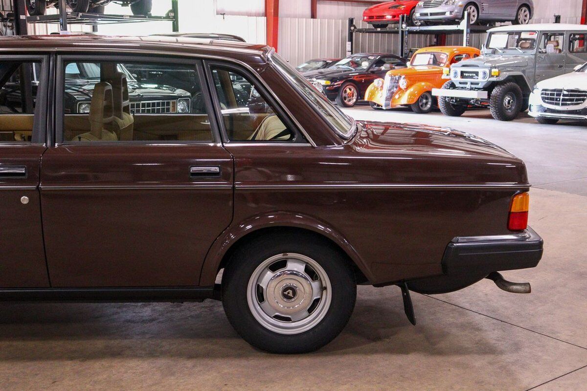 Volvo-240-Berline-1983-Brown-Beige-2356-3