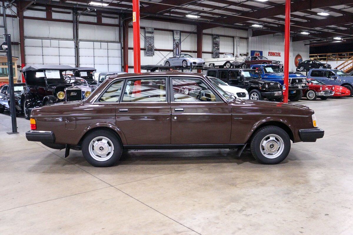 Volvo-240-Berline-1983-Brown-Beige-2356-8