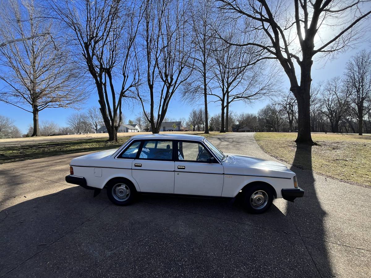 Volvo-240-dl-1985-white-290133-1