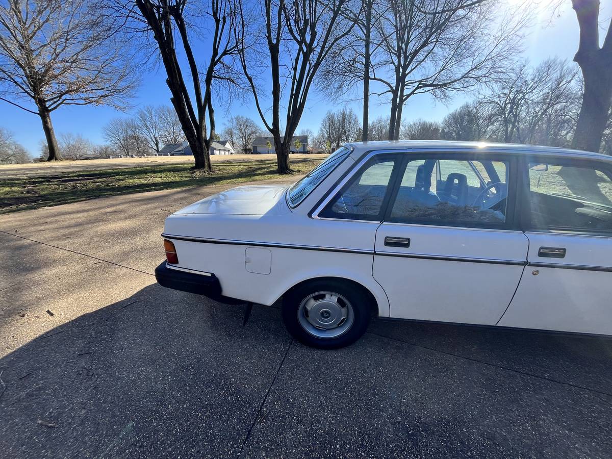 Volvo-240-dl-1985-white-290133-2