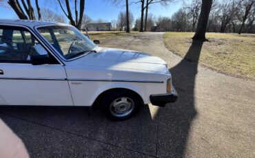 Volvo-240-dl-1985-white-290133-3