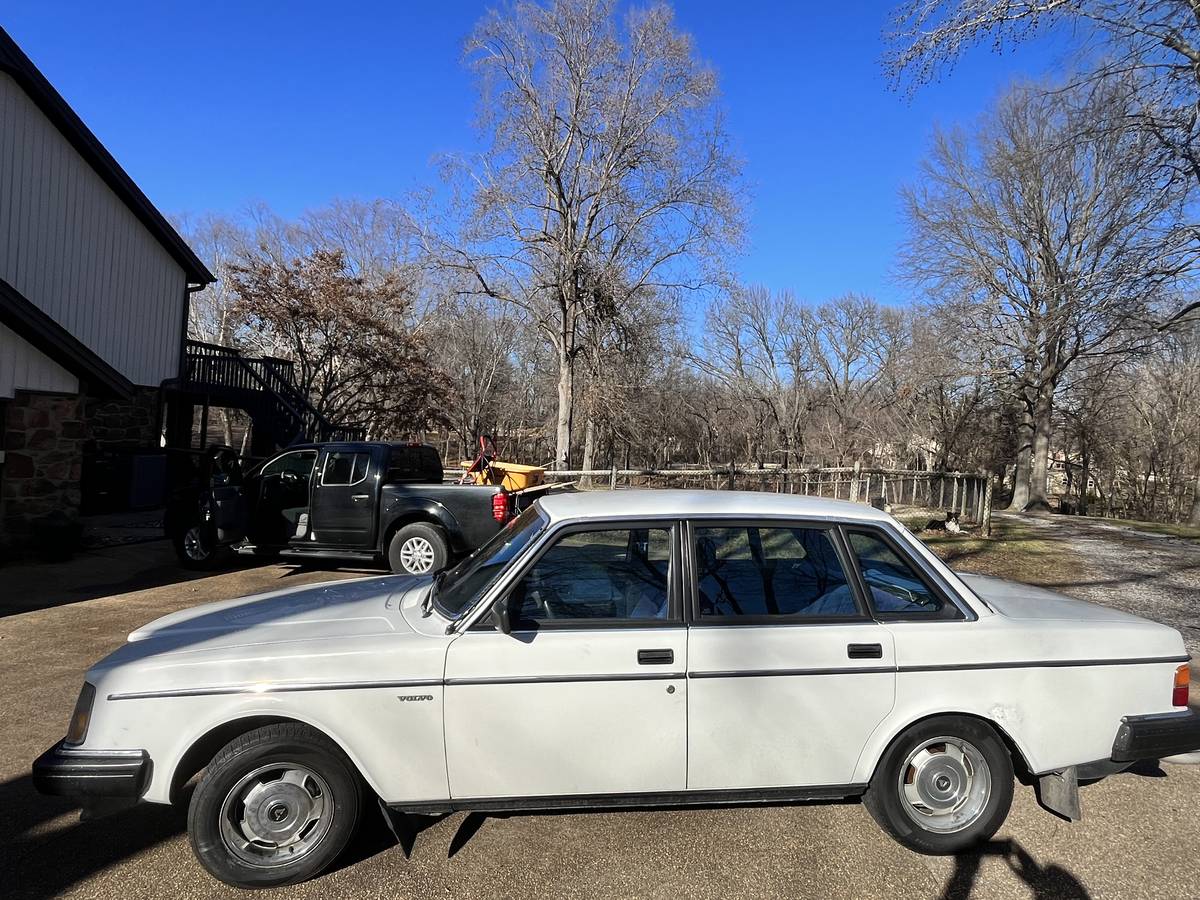 Volvo-240-dl-1985-white-290133-6