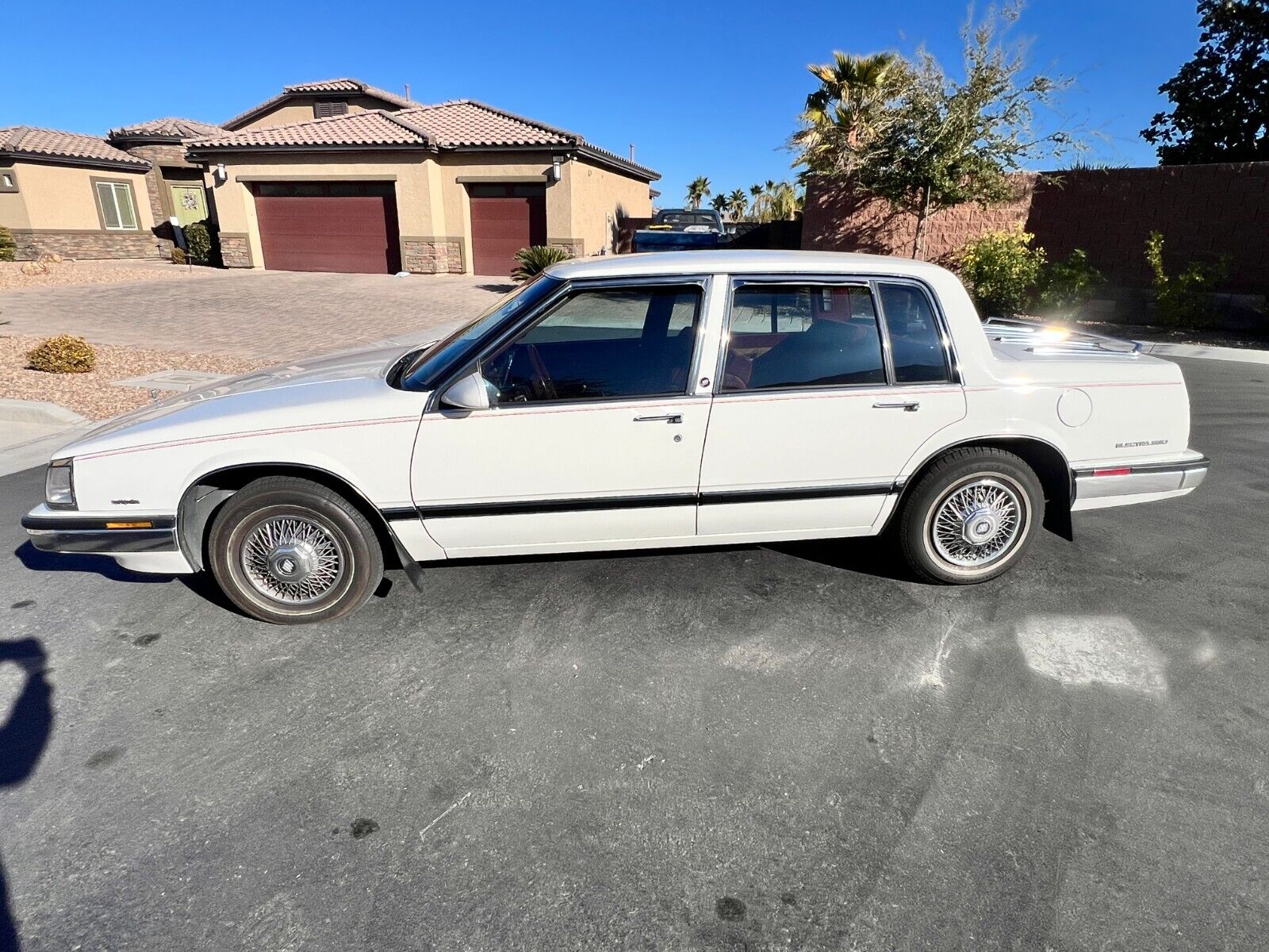 Buick-Electra-Berline-1985-White-Red-155624-4