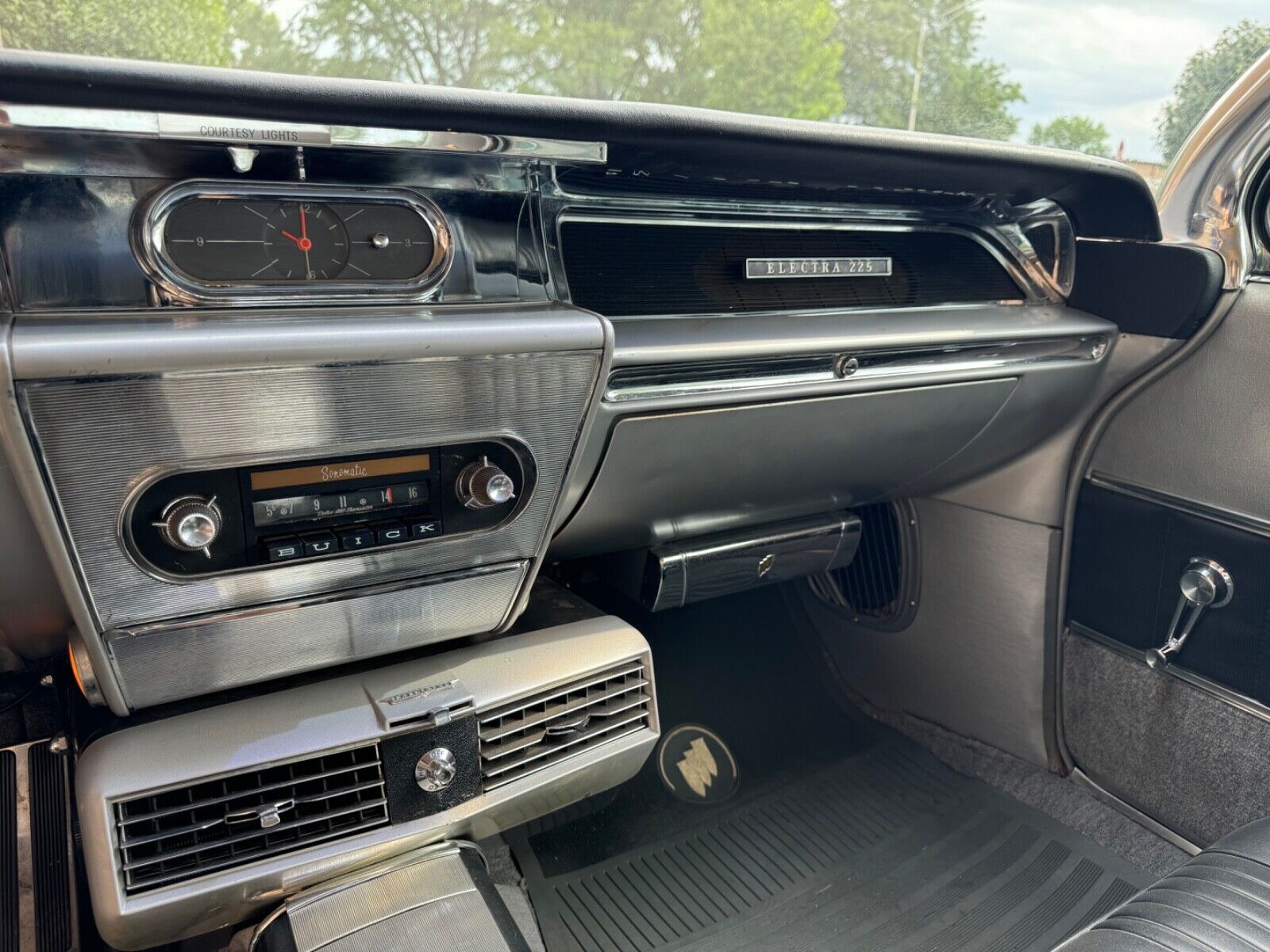 Buick-Electra-Coupe-1962-Black-Black-16814-22