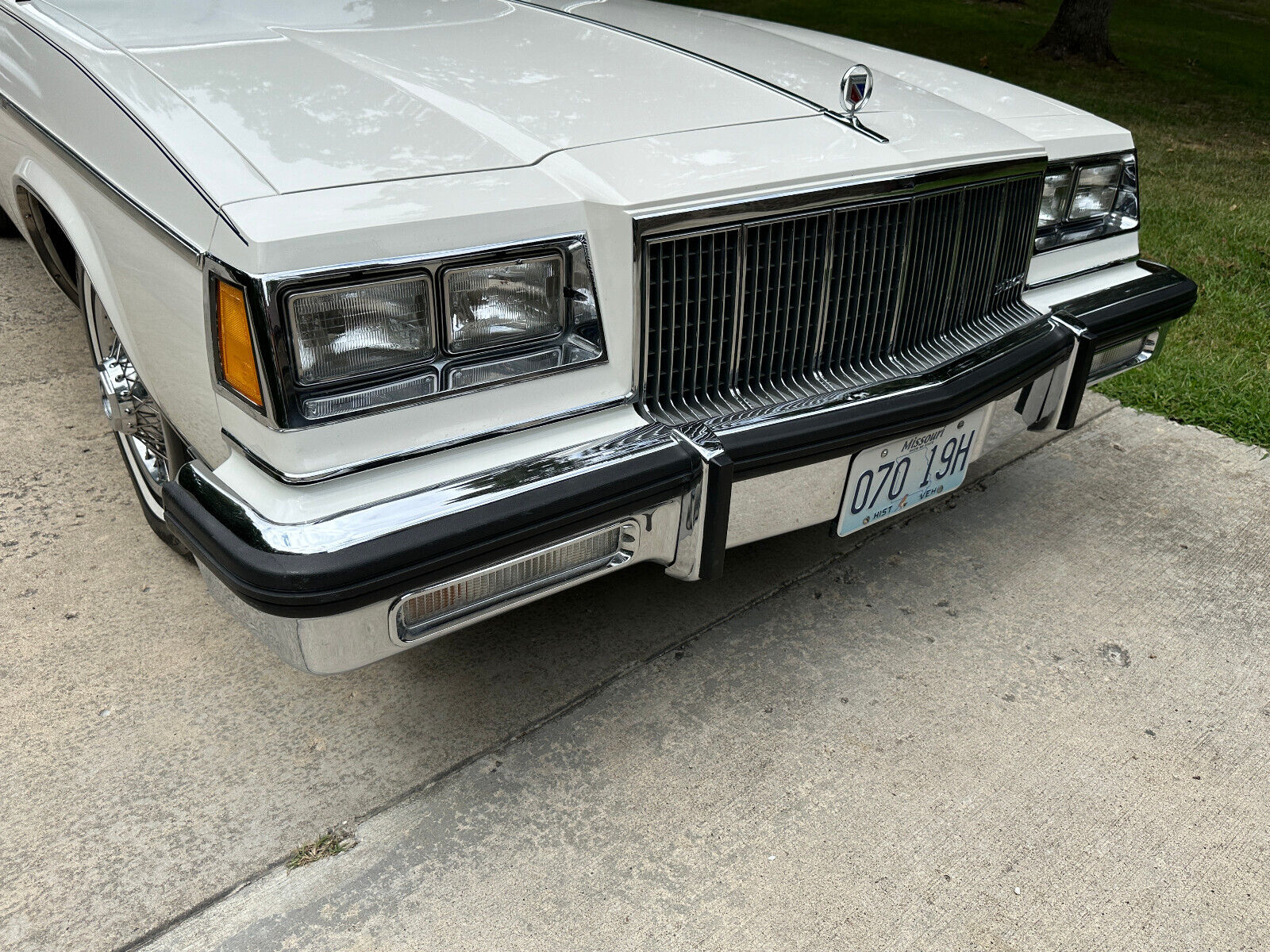 Buick-Electra-Coupe-1984-White-87574-4