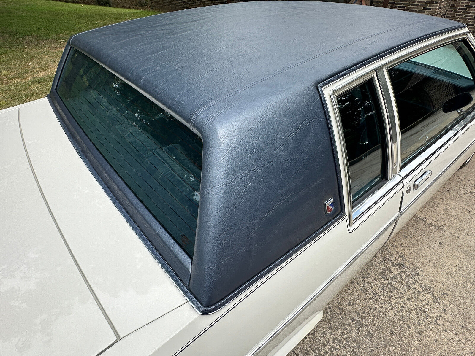 Buick-Electra-Coupe-1984-White-87574-7