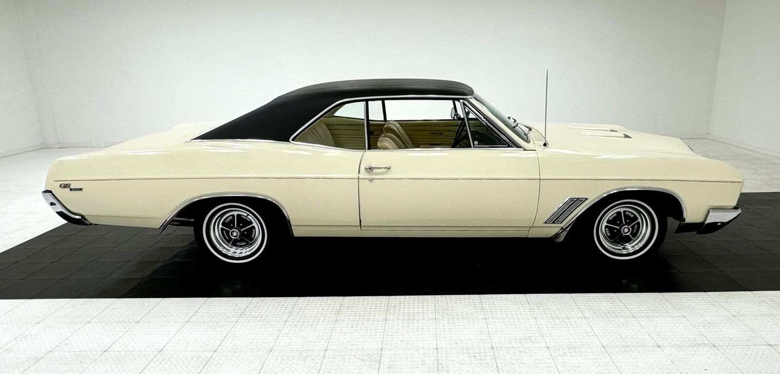 Buick-GS400-1967-Ivory-Yellow-173809-5