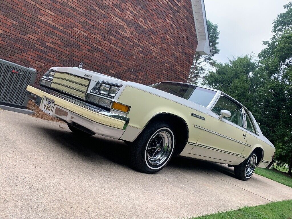 Buick-LeSabre-1979-White-Yellow-56905-3