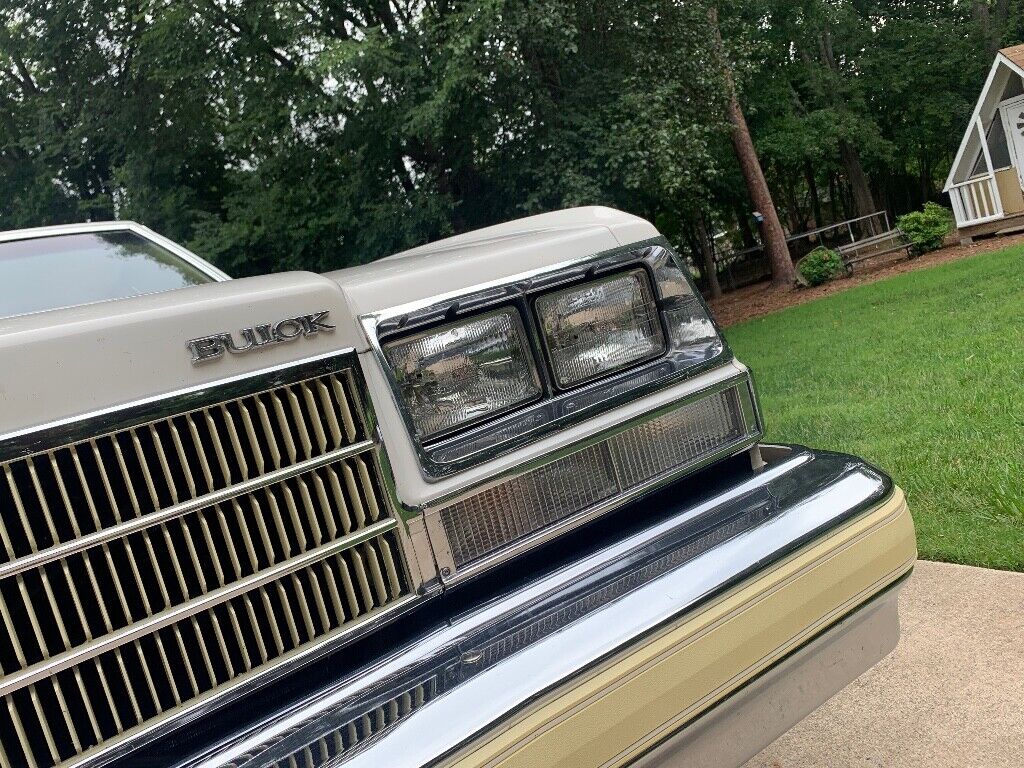 Buick-LeSabre-1979-White-Yellow-56905-8