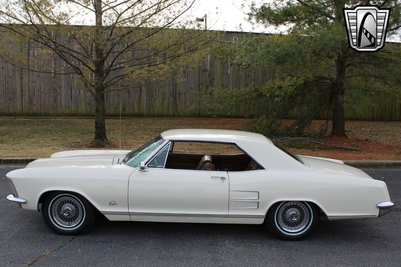 Buick-Riviera-1963-White-Brown-150459-2