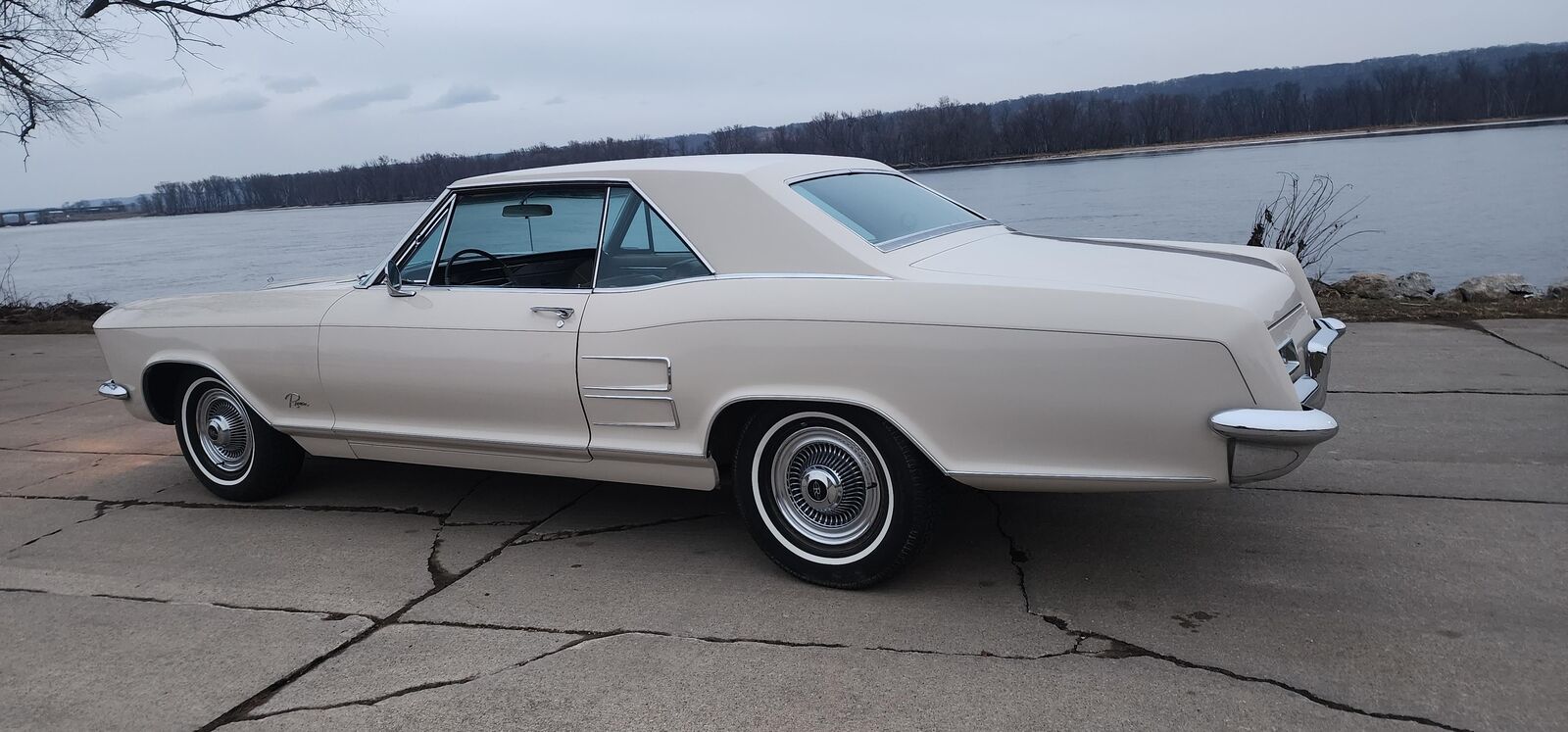 Buick-Riviera-1964-Beige-Brown-125529-1