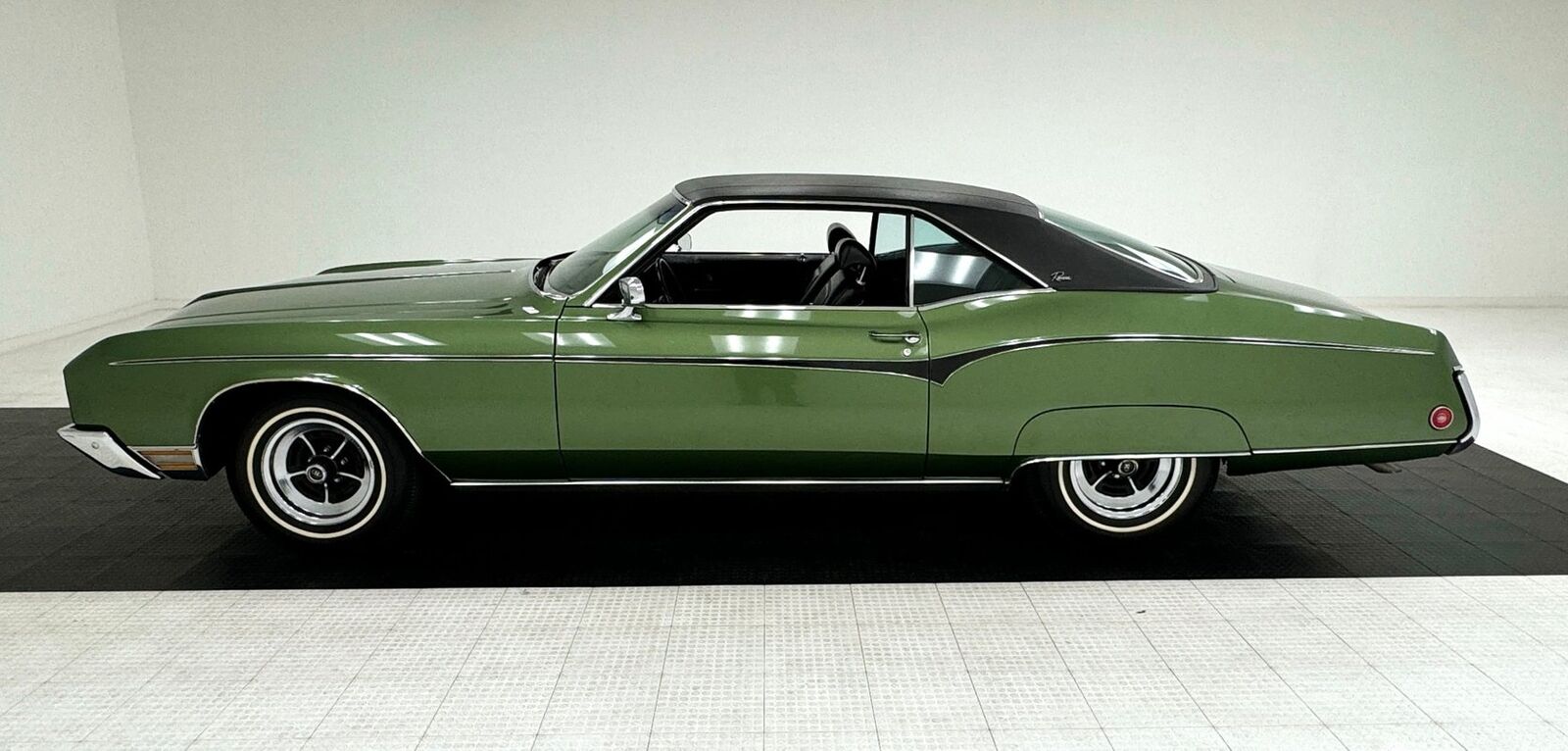 Buick-Riviera-1970-Emerald-Mist-Black-140233-1