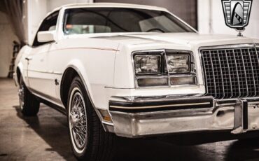 Buick-Riviera-1982-White-Red-48383-11