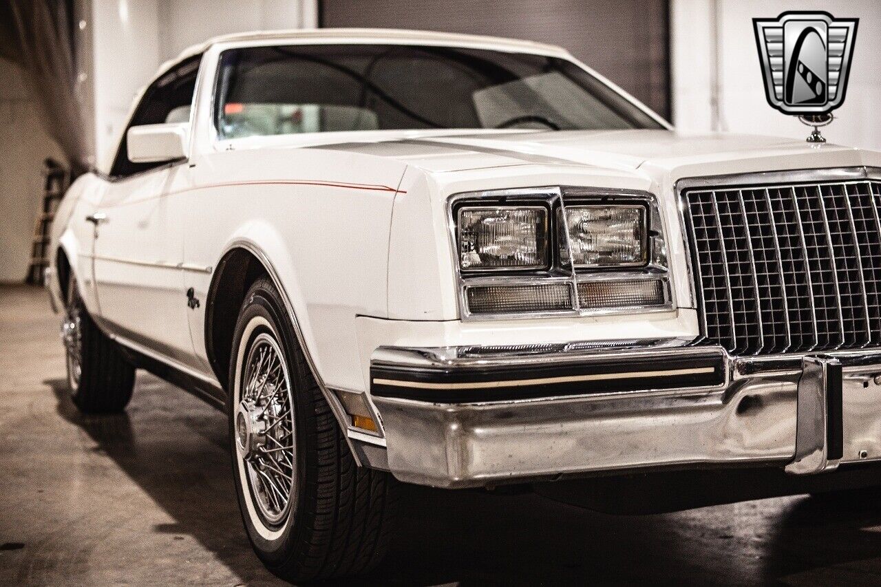 Buick-Riviera-1982-White-Red-48383-11