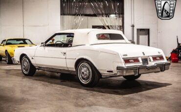 Buick-Riviera-1982-White-Red-48383-4