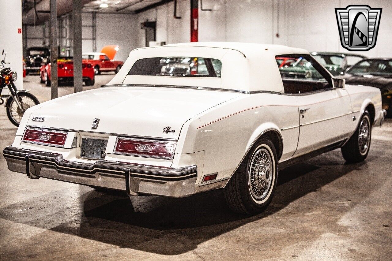 Buick-Riviera-1982-White-Red-48383-6