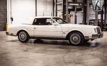 Buick-Riviera-1982-White-Red-48383-7