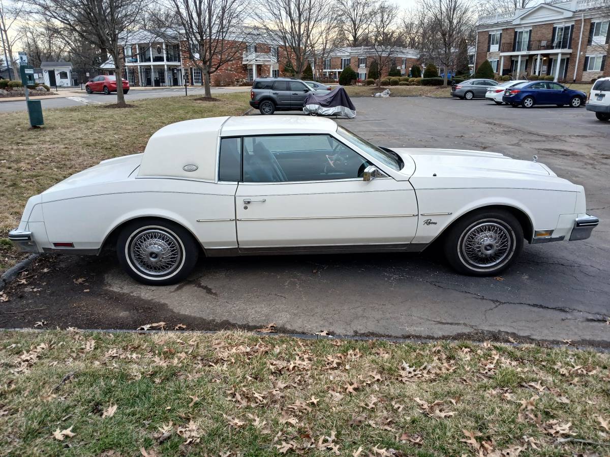 Buick-Riviera-1985-86904-1