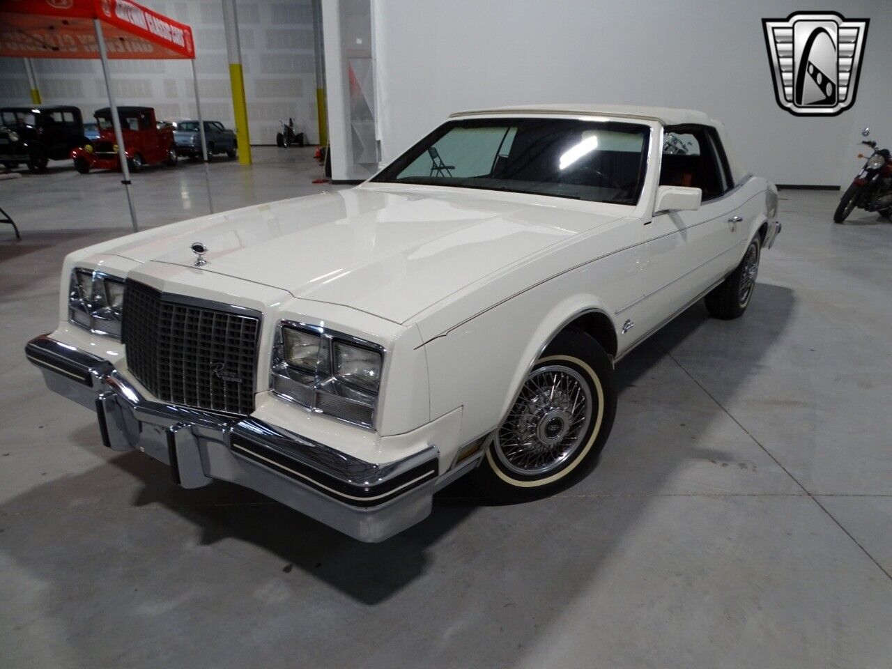 Buick-Riviera-Cabriolet-1983-White-Burgandy-91523-2