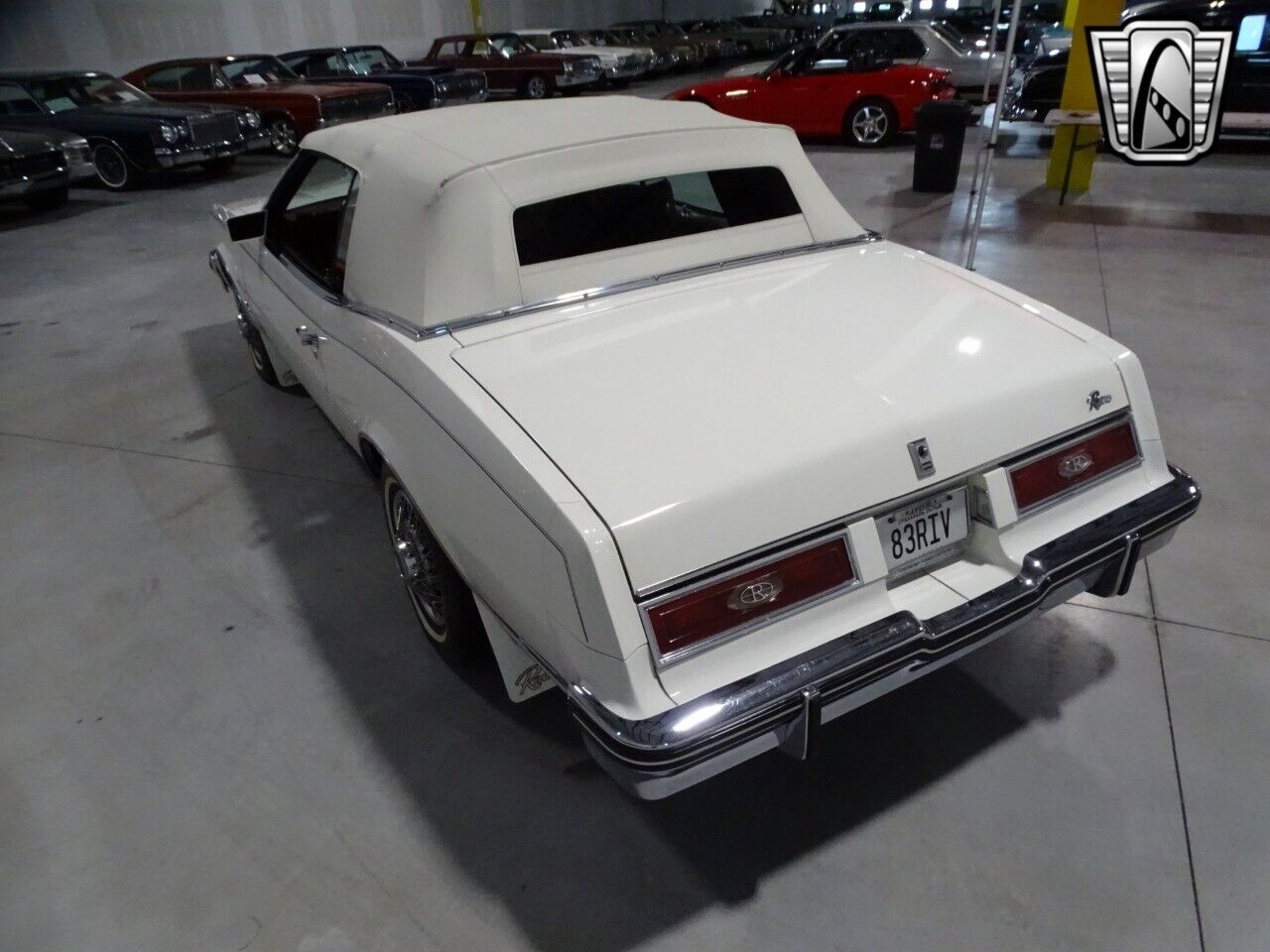 Buick-Riviera-Cabriolet-1983-White-Burgandy-91523-4