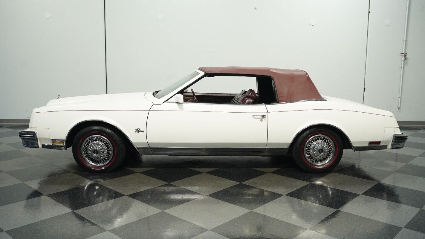 Buick-Riviera-Cabriolet-1983-White-Burgundy-116872-2