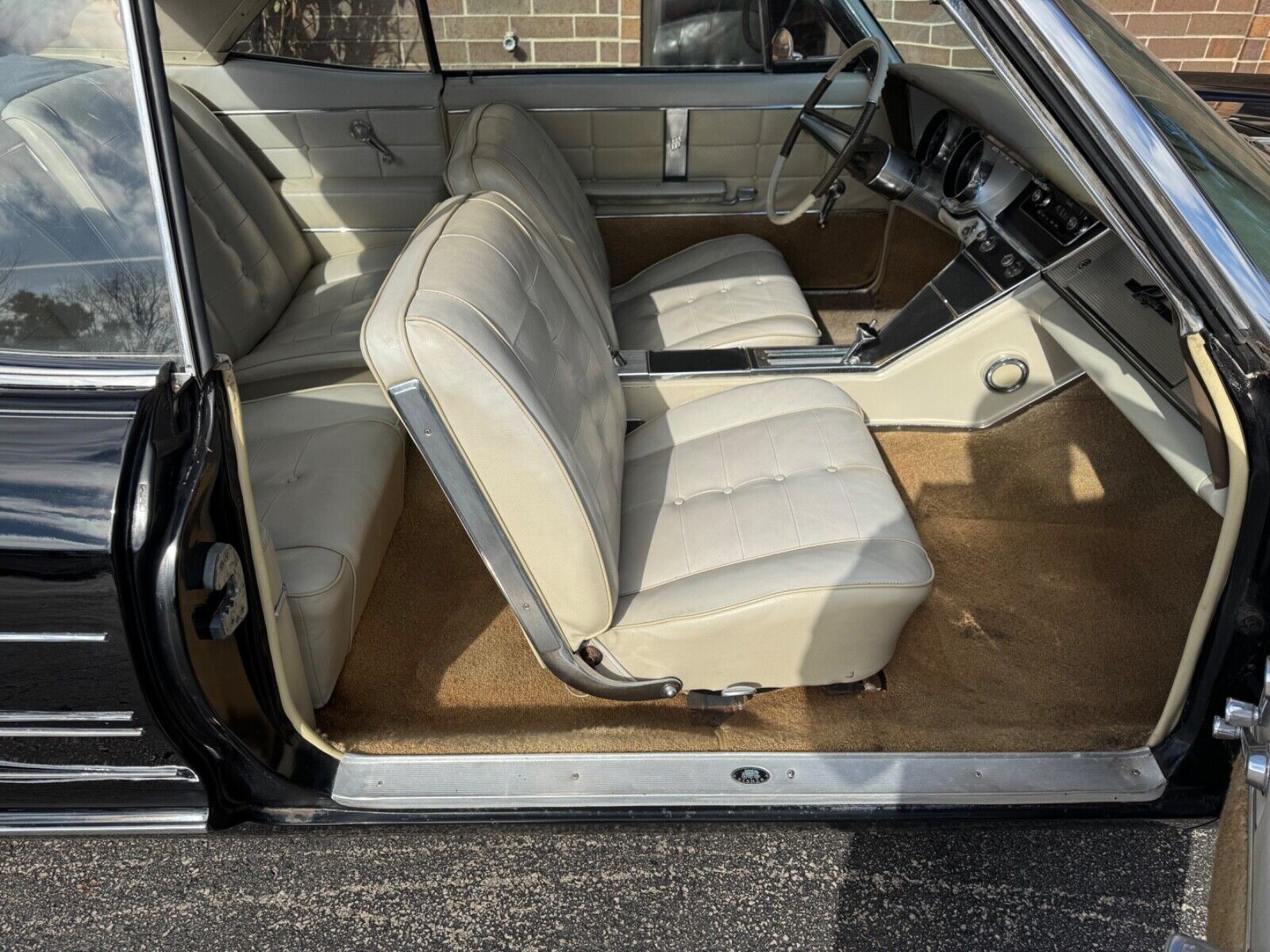 Buick-Riviera-Coupe-1964-Black-Beige-148684-26