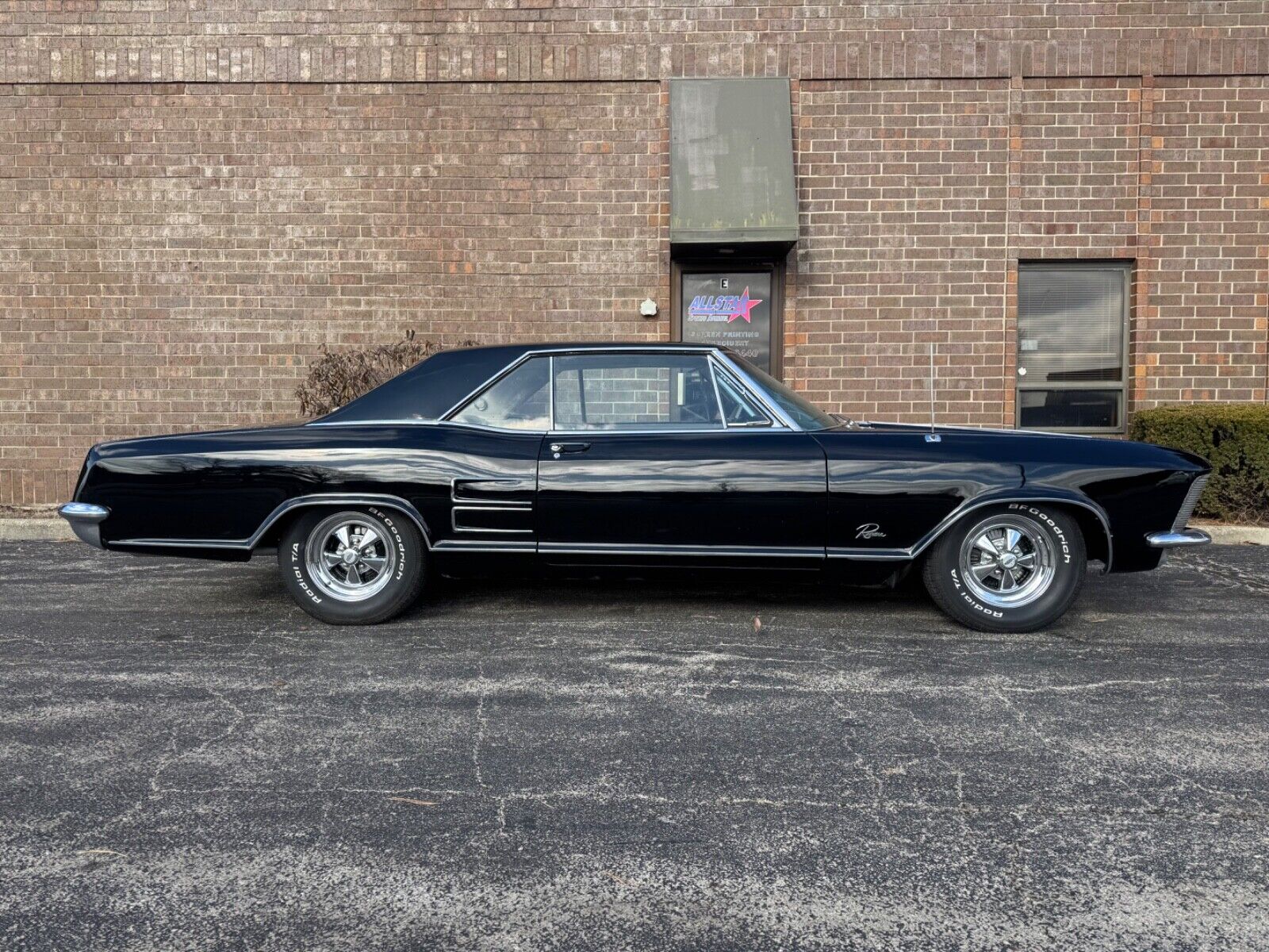 Buick-Riviera-Coupe-1964-Black-Beige-148684-8