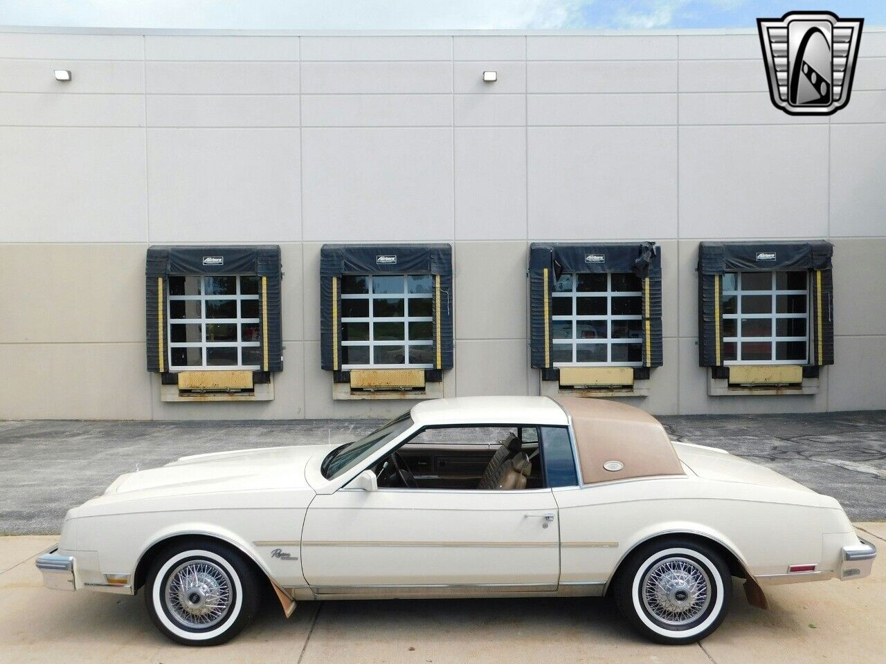 Buick-Riviera-Coupe-1981-Beige-Tan-122426-2