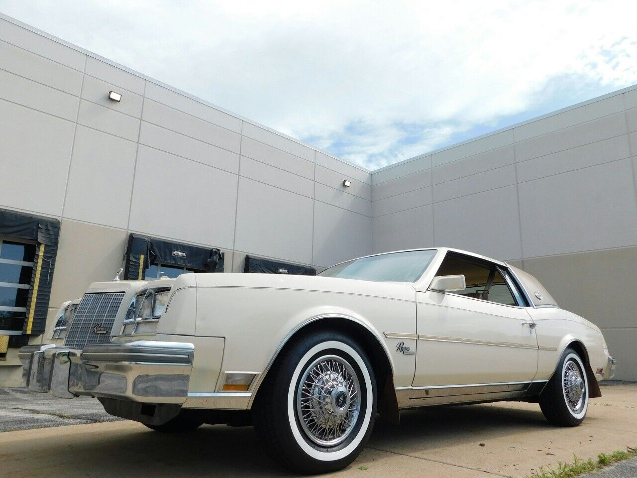 Buick-Riviera-Coupe-1981-Beige-Tan-122426-7