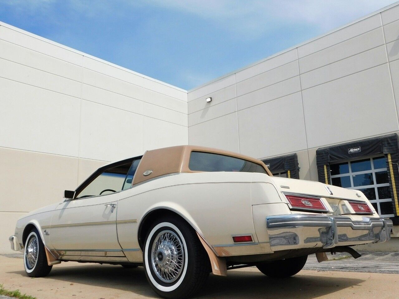 Buick-Riviera-Coupe-1981-Beige-Tan-122426-8