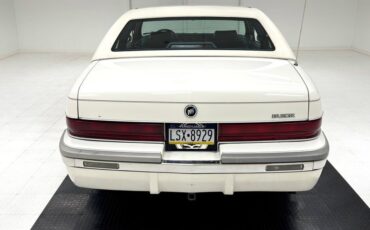 Buick-Roadmaster-Berline-1993-White-Blue-151700-3