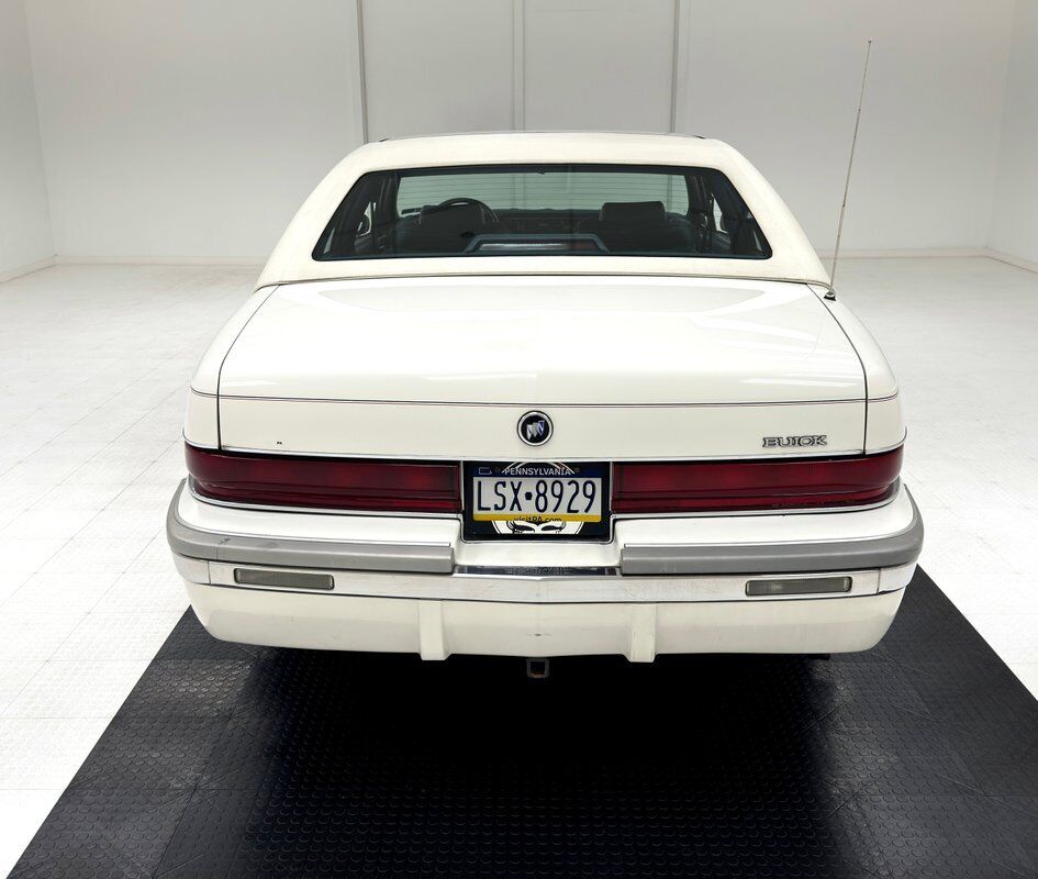 Buick-Roadmaster-Berline-1993-White-Blue-151700-3