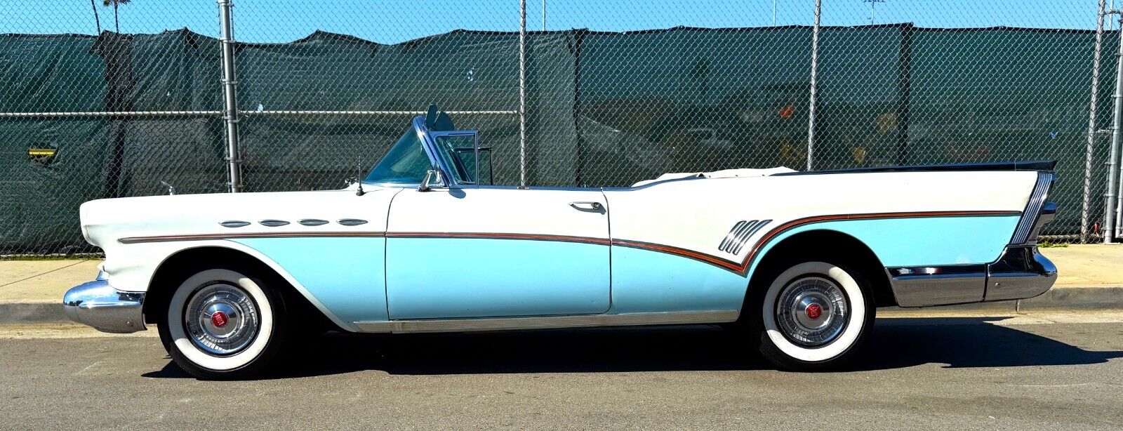 Buick-Roadmaster-Cabriolet-1957-White-Blue-126485-1