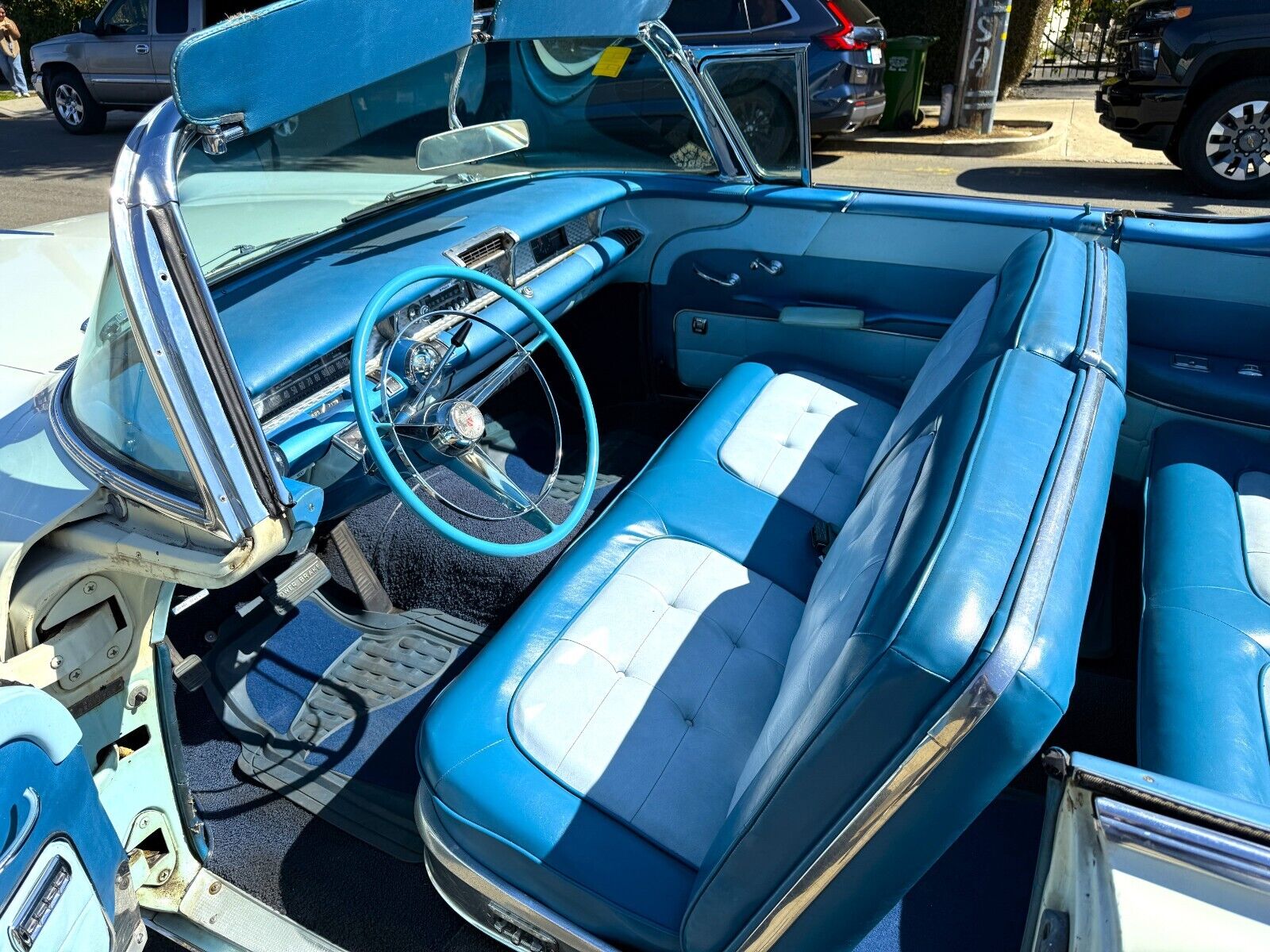 Buick-Roadmaster-Cabriolet-1957-White-Blue-126485-10