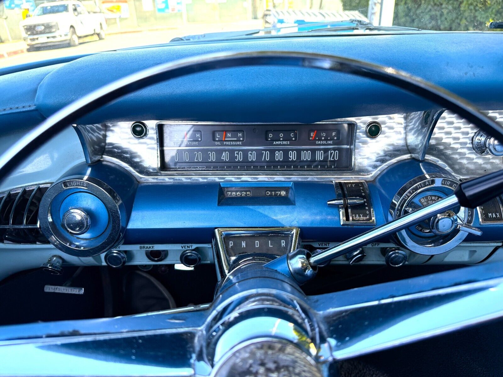 Buick-Roadmaster-Cabriolet-1957-White-Blue-126485-15