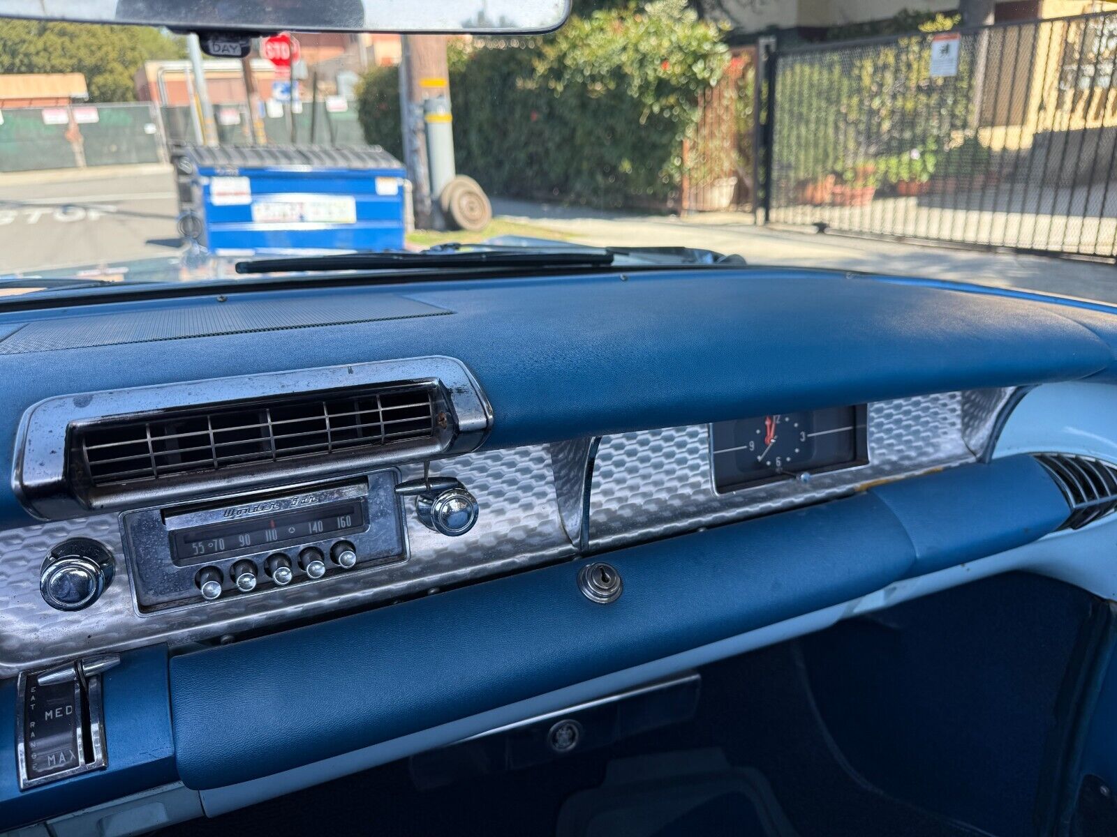 Buick-Roadmaster-Cabriolet-1957-White-Blue-126485-16