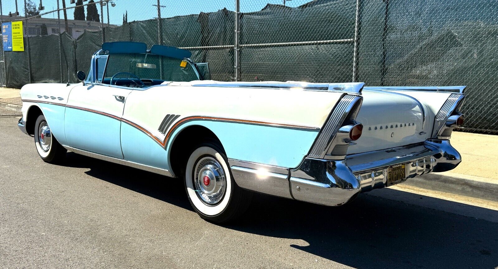 Buick-Roadmaster-Cabriolet-1957-White-Blue-126485-3